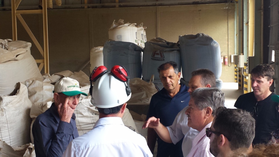 Agricultores de Nova Alvorada do Sul, visita fábrica da Cooperalfa em Chapecó-SC