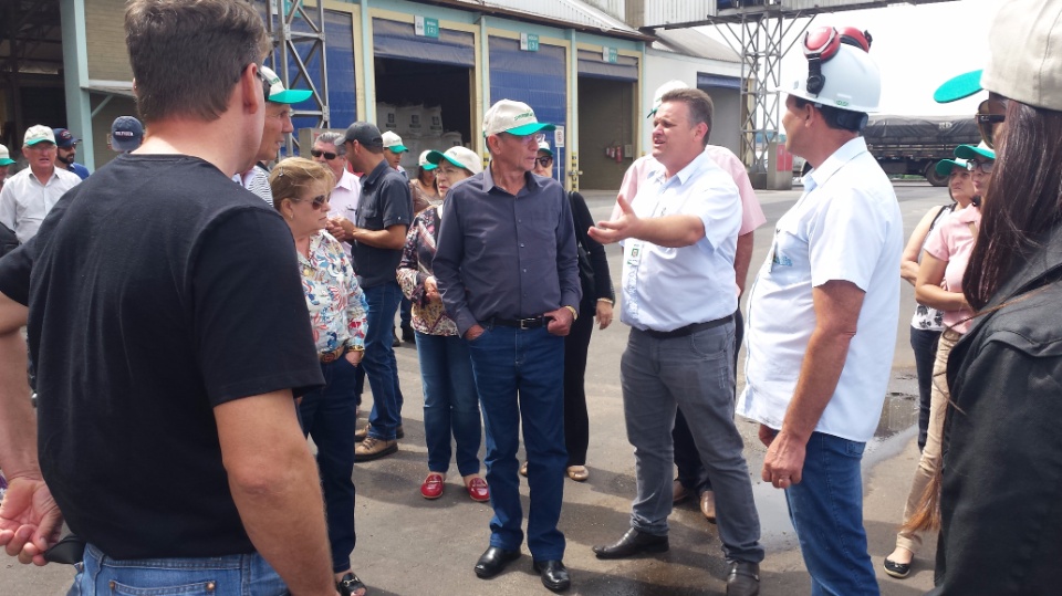 Agricultores de Nova Alvorada do Sul, visita fábrica da Cooperalfa em Chapecó-SC