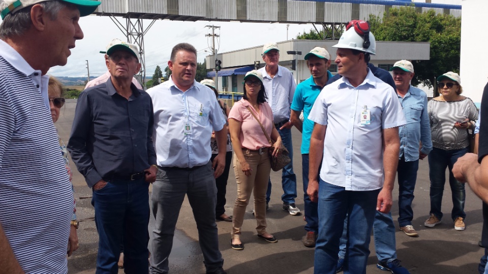 Agricultores de Nova Alvorada do Sul, visita fábrica da Cooperalfa em Chapecó-SC