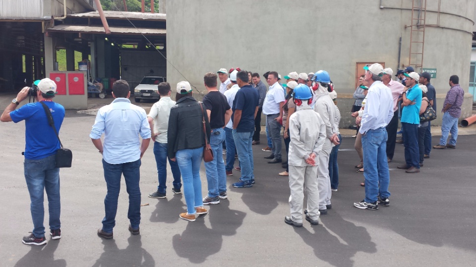 Agricultores de Nova Alvorada do Sul, visita fábrica da Cooperalfa em Chapecó-SC