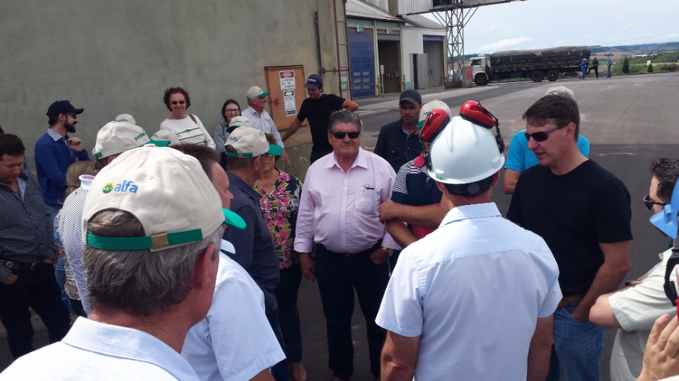 Agricultores de Nova Alvorada do Sul, visita fábrica da Cooperalfa em Chapecó-SC