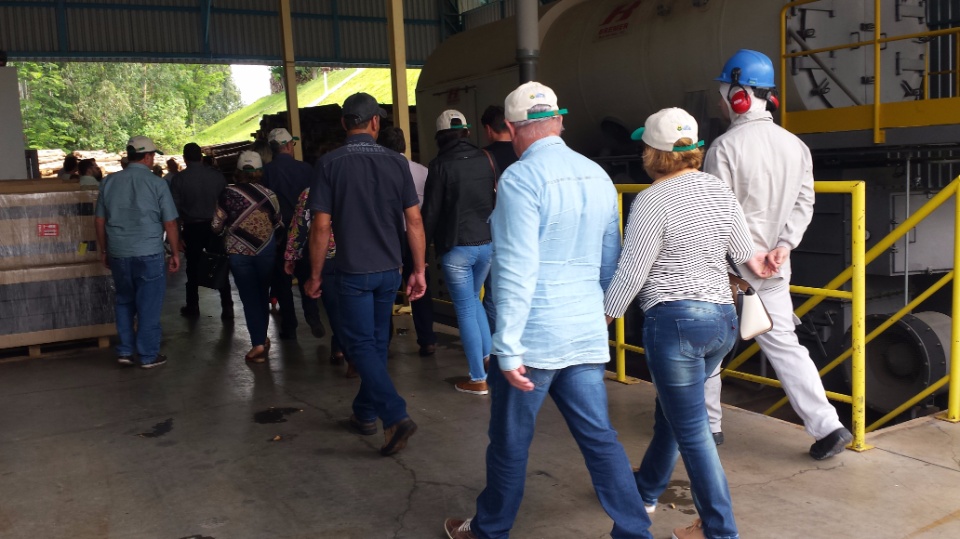 Agricultores de Nova Alvorada do Sul, visita fábrica da Cooperalfa em Chapecó-SC