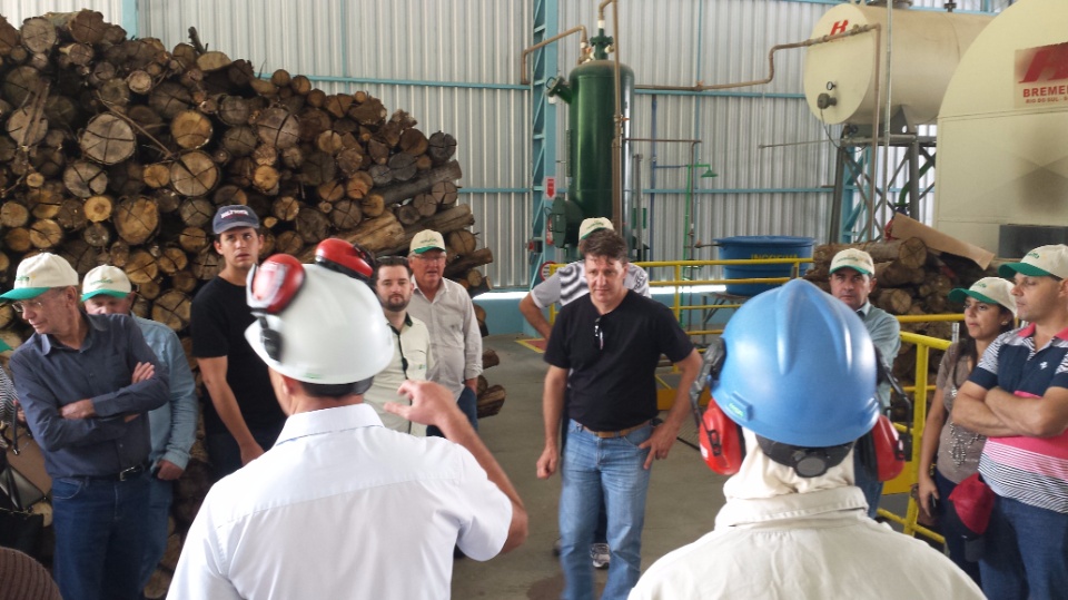 Agricultores de Nova Alvorada do Sul, visita fábrica da Cooperalfa em Chapecó-SC
