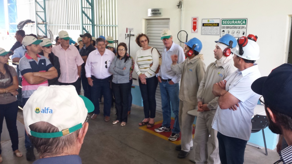 Agricultores de Nova Alvorada do Sul, visita fábrica da Cooperalfa em Chapecó-SC