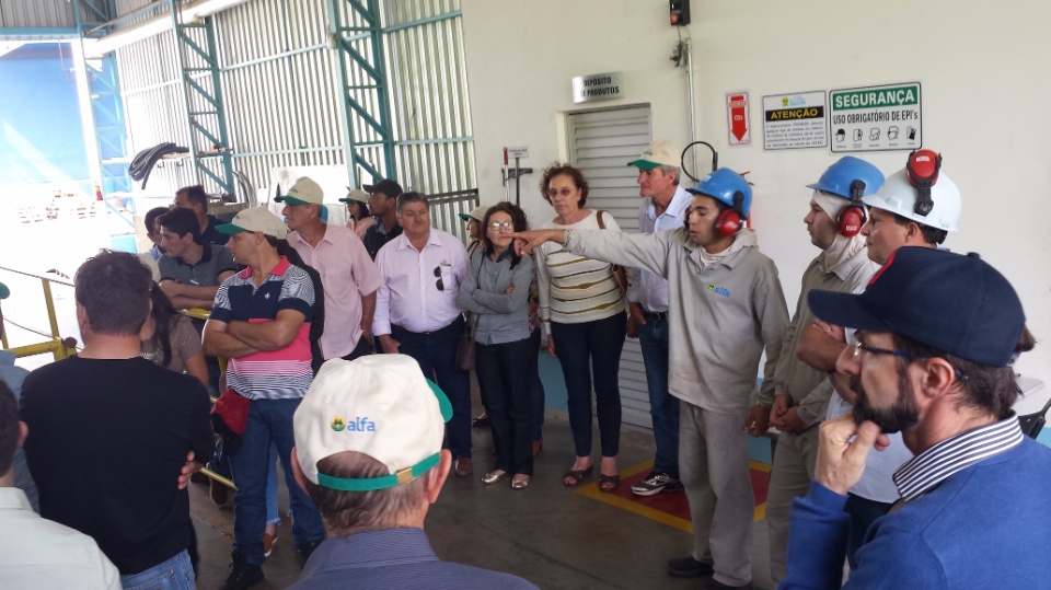 Agricultores de Nova Alvorada do Sul, visita fábrica da Cooperalfa em Chapecó-SC