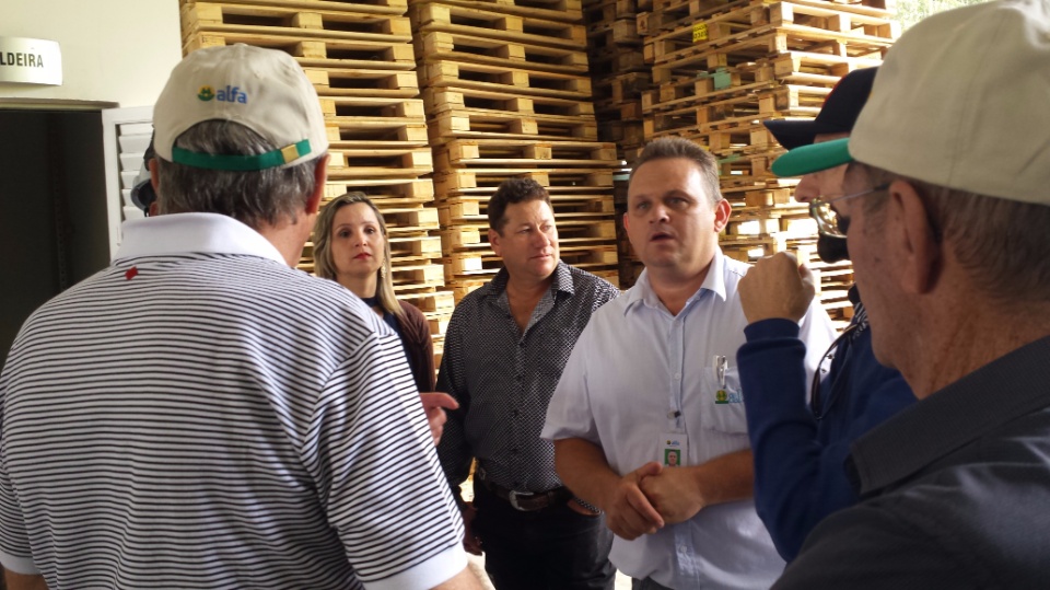 Agricultores de Nova Alvorada do Sul, visita fábrica da Cooperalfa em Chapecó-SC
