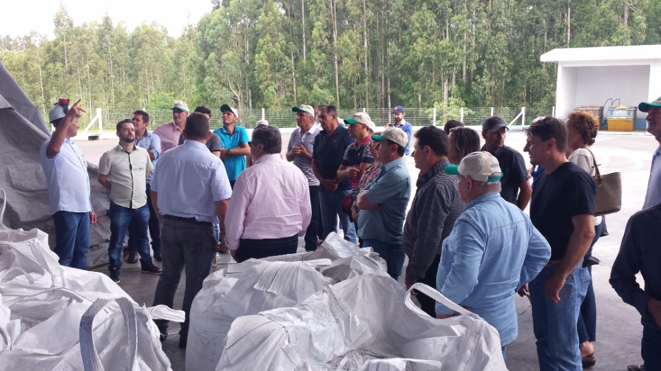 Agricultores de Nova Alvorada do Sul, visita fábrica da Cooperalfa em Chapecó-SC