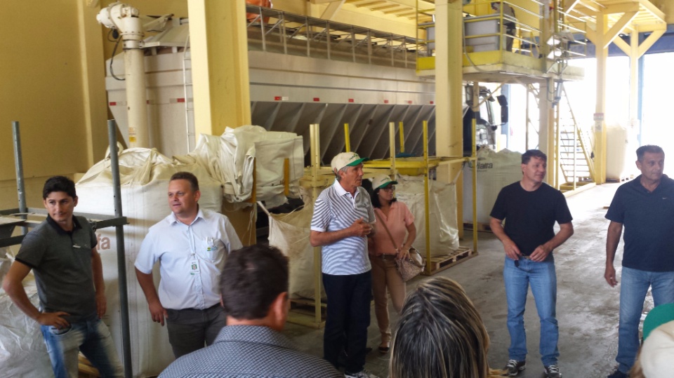 Agricultores de Nova Alvorada do Sul, visita fábrica da Cooperalfa em Chapecó-SC