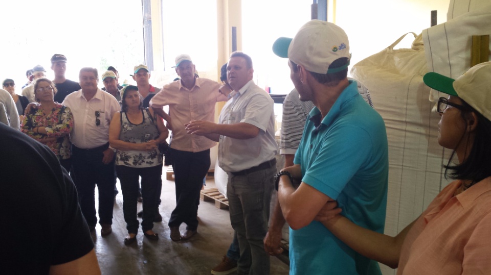 Agricultores de Nova Alvorada do Sul, visita fábrica da Cooperalfa em Chapecó-SC