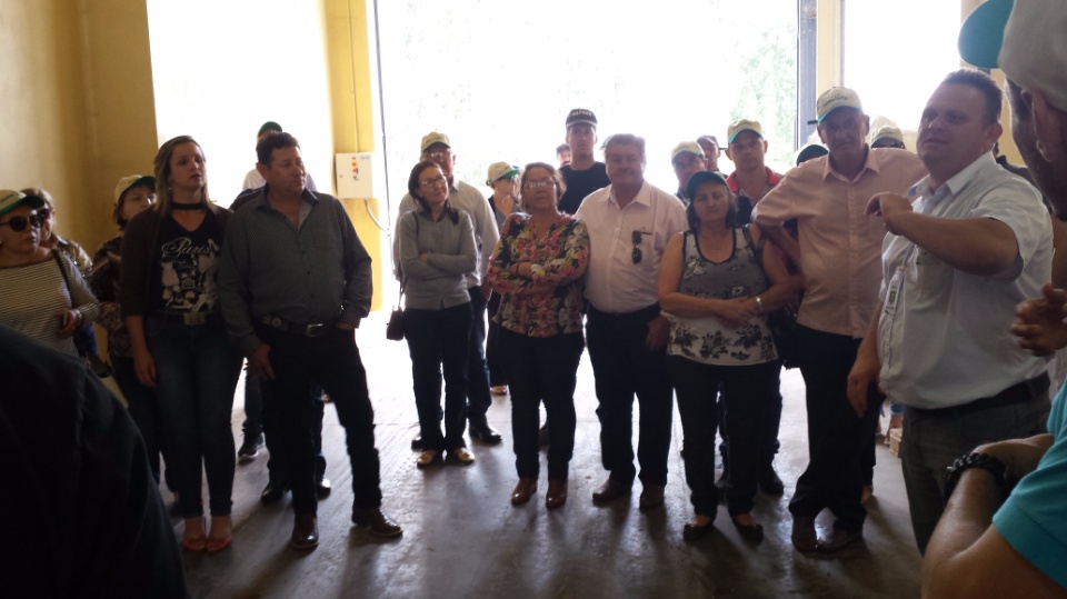 Agricultores de Nova Alvorada do Sul, visita fábrica da Cooperalfa em Chapecó-SC