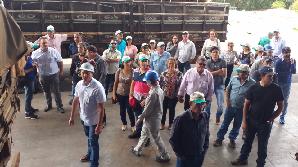 Agricultores de Nova Alvorada do Sul, visita fábrica da Cooperalfa em Chapecó-SC