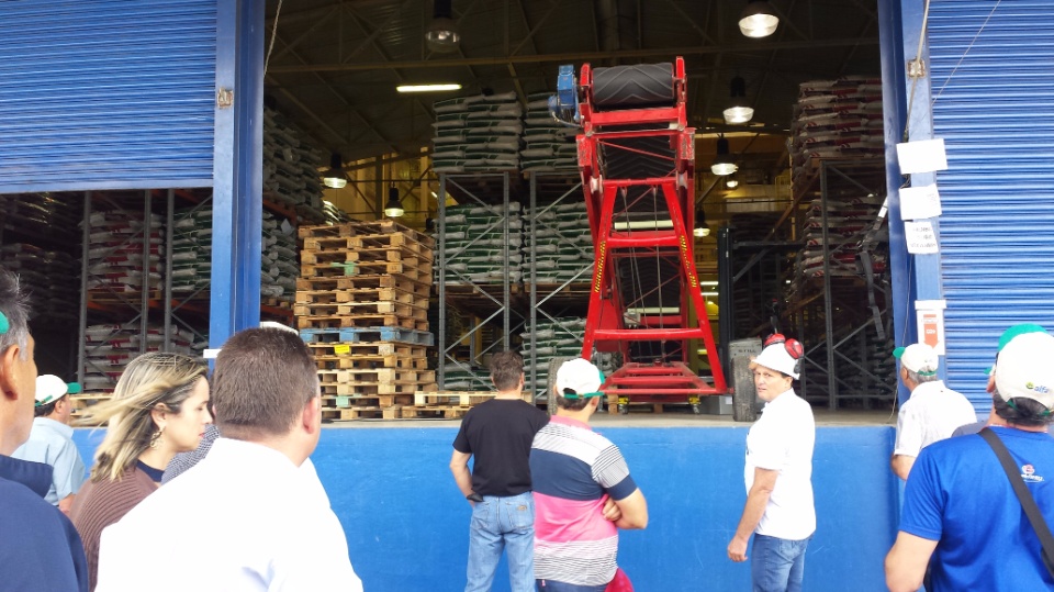 Agricultores de Nova Alvorada do Sul, visita fábrica da Cooperalfa em Chapecó-SC