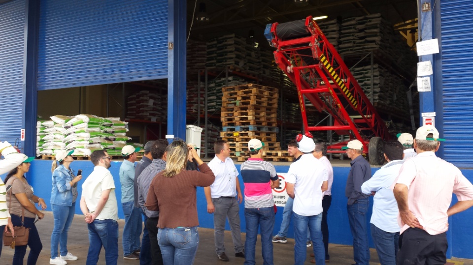 Agricultores de Nova Alvorada do Sul, visita fábrica da Cooperalfa em Chapecó-SC