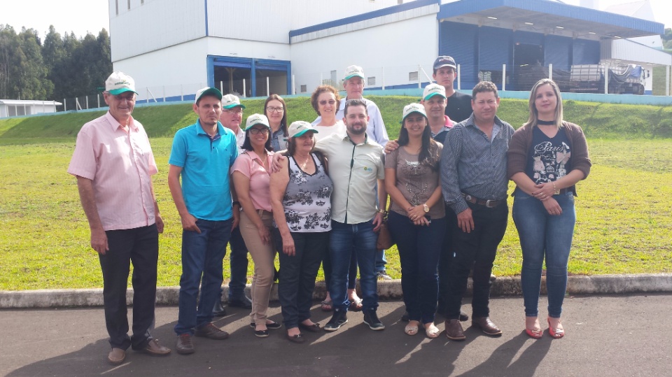 Agricultores de Nova Alvorada do Sul, visita fábrica da Cooperalfa em Chapecó-SC