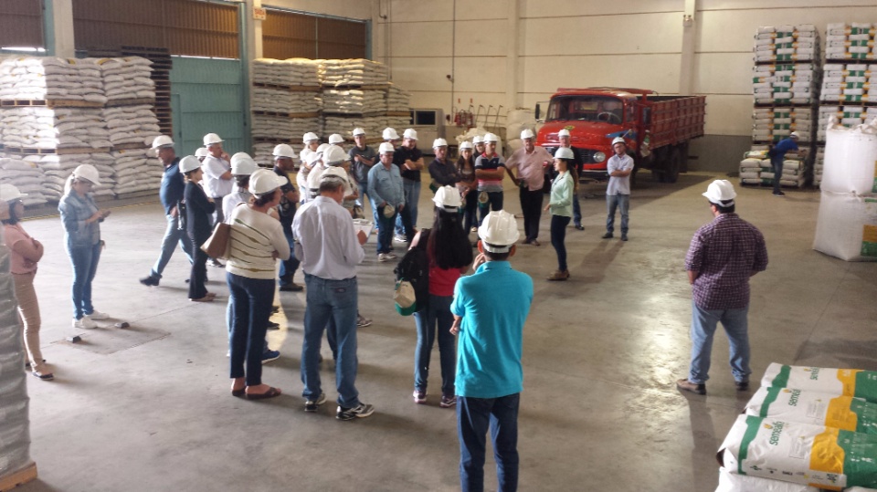 Agricultores de Nova Alvorada do Sul, visita fábrica da Cooperalfa em Chapecó-SC