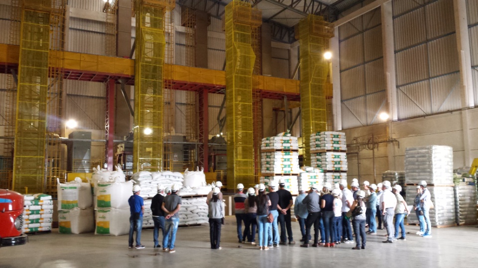 Agricultores de Nova Alvorada do Sul, visita fábrica da Cooperalfa em Chapecó-SC