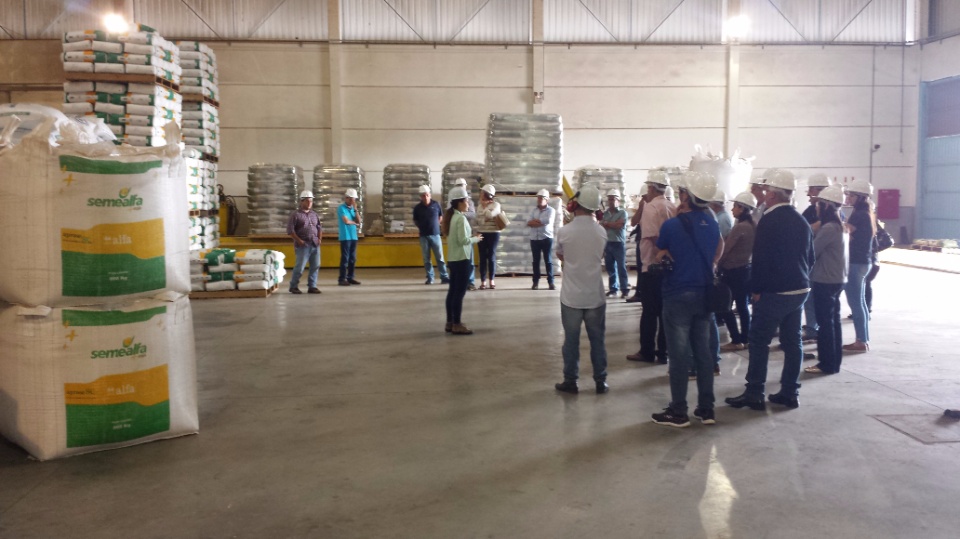 Agricultores de Nova Alvorada do Sul, visita fábrica da Cooperalfa em Chapecó-SC