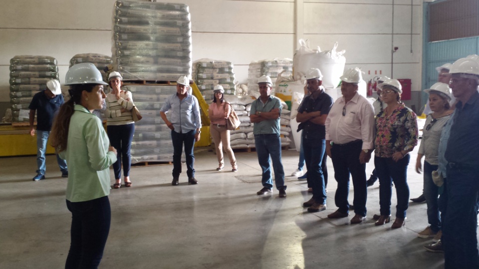 Agricultores de Nova Alvorada do Sul, visita fábrica da Cooperalfa em Chapecó-SC