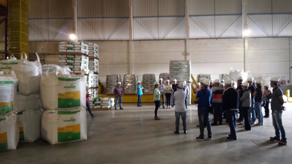 Agricultores de Nova Alvorada do Sul, visita fábrica da Cooperalfa em Chapecó-SC