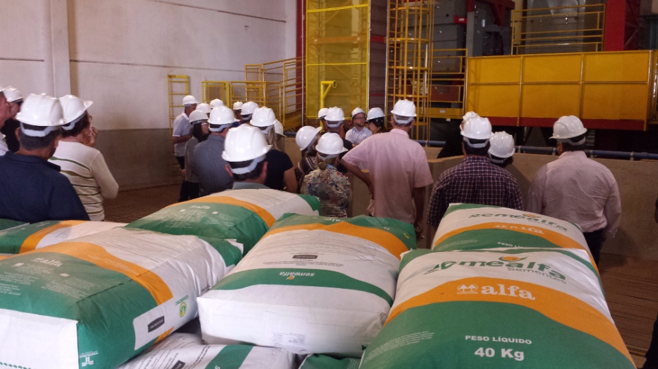 Agricultores de Nova Alvorada do Sul, visita fábrica da Cooperalfa em Chapecó-SC