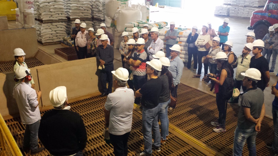 Agricultores de Nova Alvorada do Sul, visita fábrica da Cooperalfa em Chapecó-SC