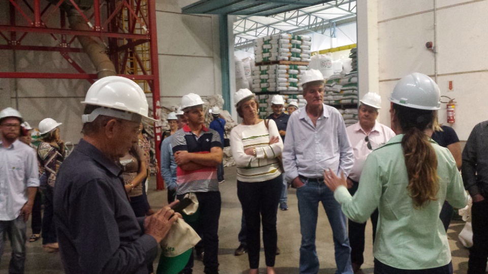 Agricultores de Nova Alvorada do Sul, visita fábrica da Cooperalfa em Chapecó-SC