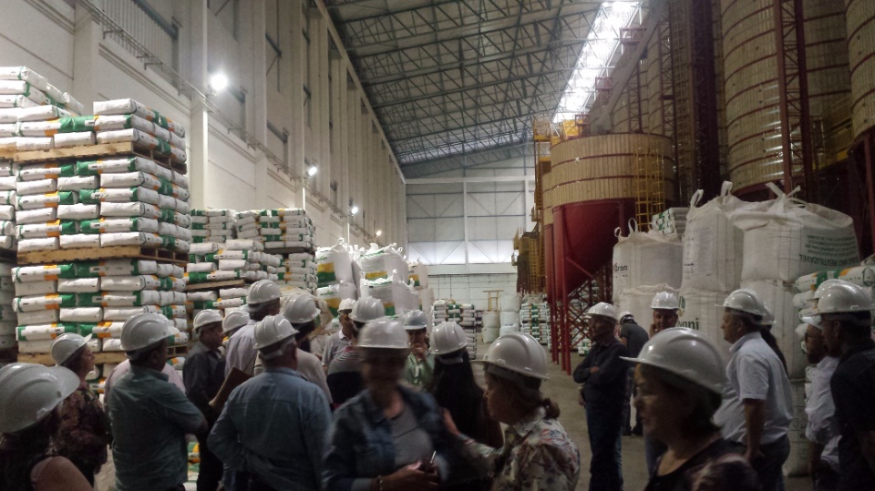 Agricultores de Nova Alvorada do Sul, visita fábrica da Cooperalfa em Chapecó-SC