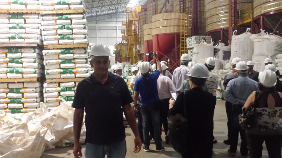 Agricultores de Nova Alvorada do Sul, visita fábrica da Cooperalfa em Chapecó-SC