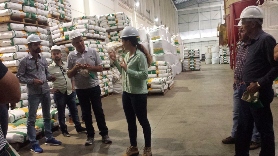 Agricultores de Nova Alvorada do Sul, visita fábrica da Cooperalfa em Chapecó-SC
