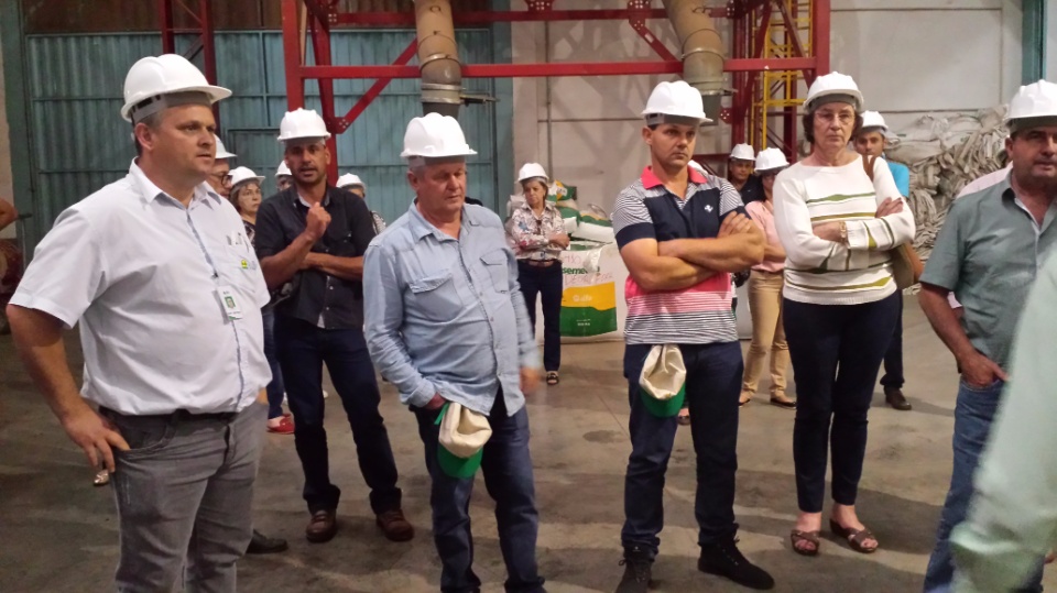 Agricultores de Nova Alvorada do Sul, visita fábrica da Cooperalfa em Chapecó-SC