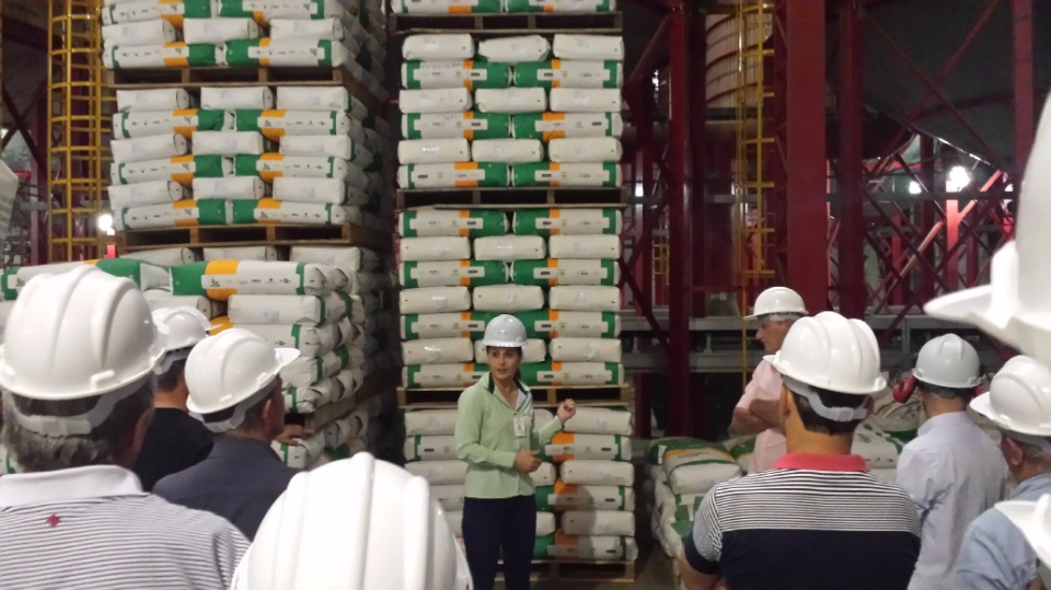 Agricultores de Nova Alvorada do Sul, visita fábrica da Cooperalfa em Chapecó-SC