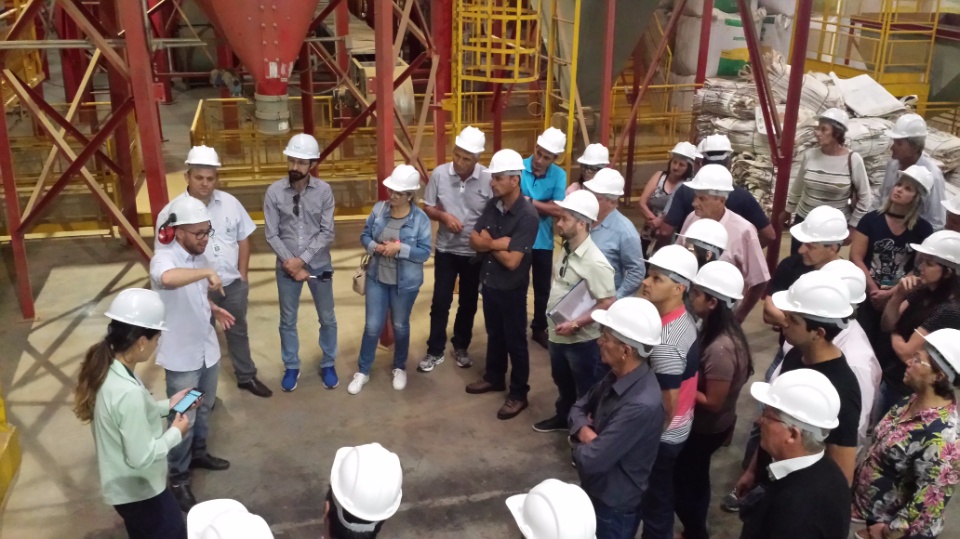 Agricultores de Nova Alvorada do Sul, visita fábrica da Cooperalfa em Chapecó-SC