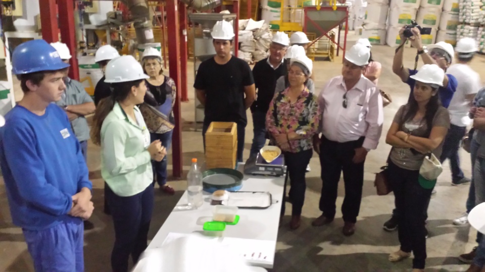 Agricultores de Nova Alvorada do Sul, visita fábrica da Cooperalfa em Chapecó-SC