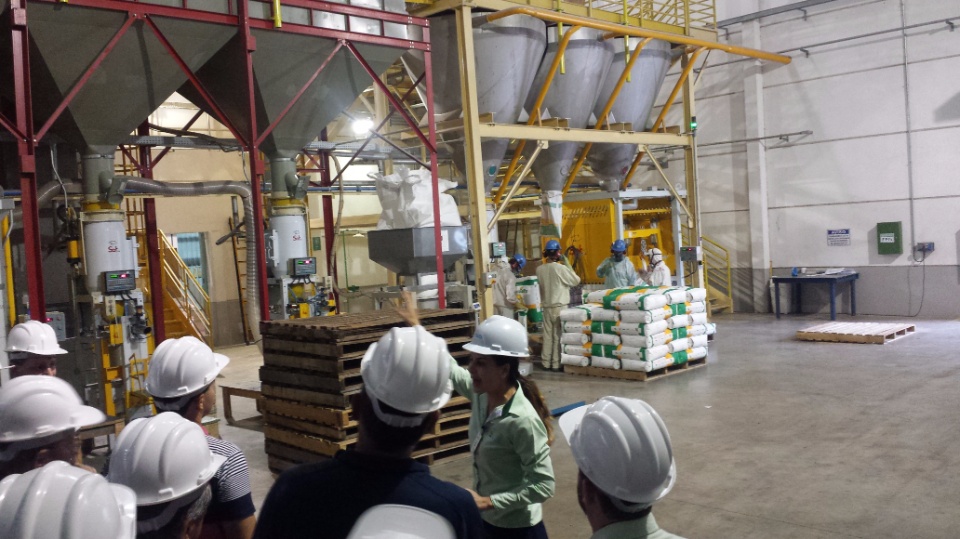 Agricultores de Nova Alvorada do Sul, visita fábrica da Cooperalfa em Chapecó-SC