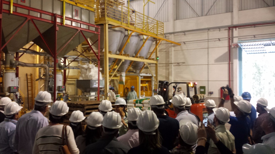Agricultores de Nova Alvorada do Sul, visita fábrica da Cooperalfa em Chapecó-SC
