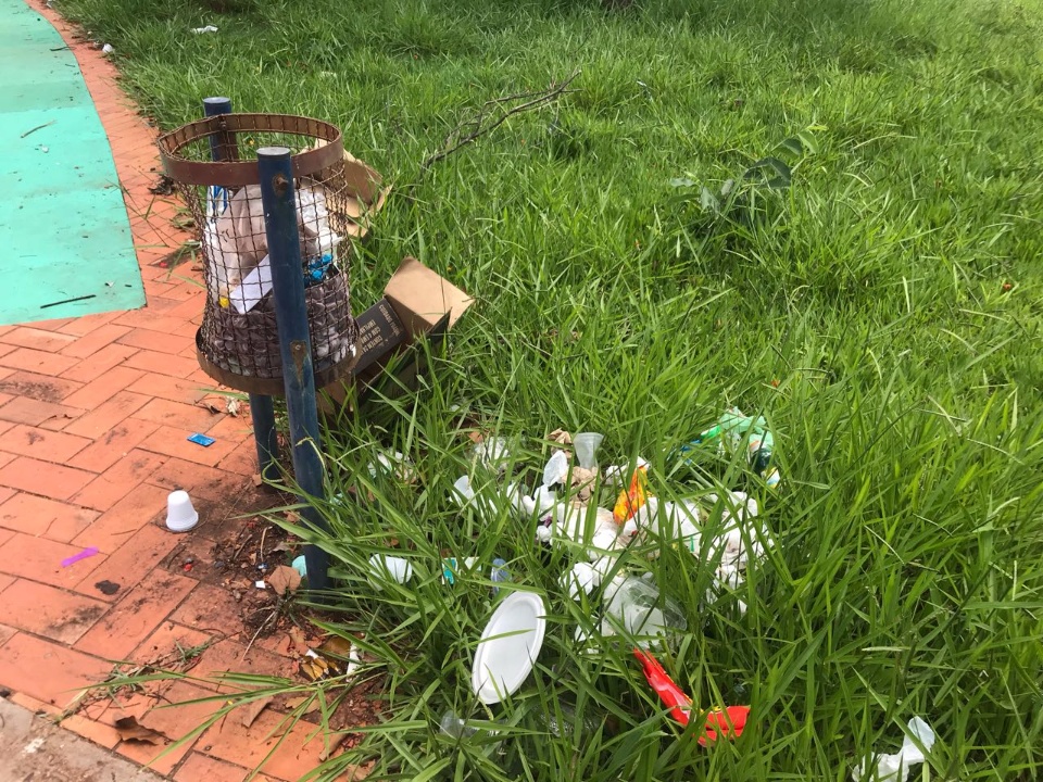 Após pedido de vereador, prefeitura realiza limpeza da Praça Jorge Razuk