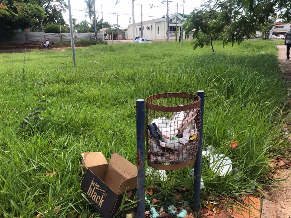 Após pedido de vereador, prefeitura realiza limpeza da Praça Jorge Razuk