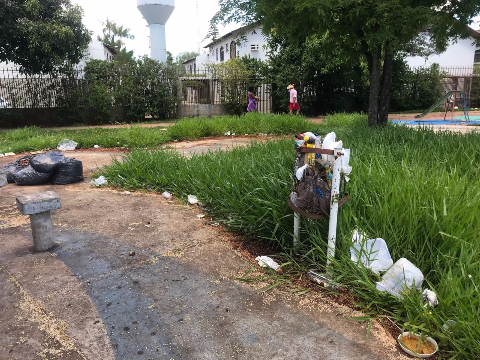 Após pedido de vereador, prefeitura realiza limpeza da Praça Jorge Razuk
