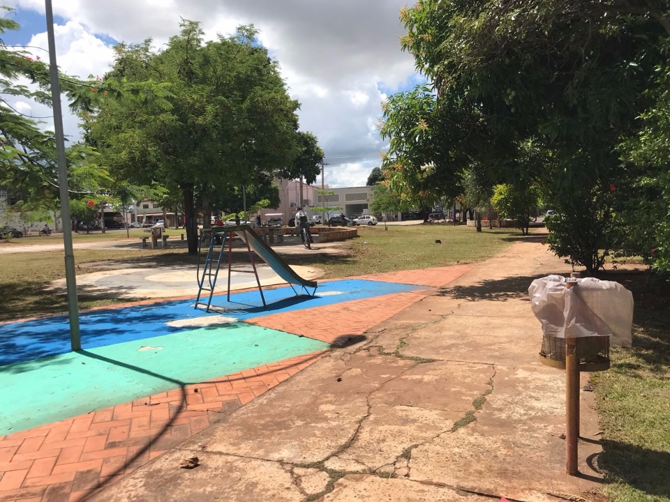 Após pedido de vereador, prefeitura realiza limpeza da Praça Jorge Razuk