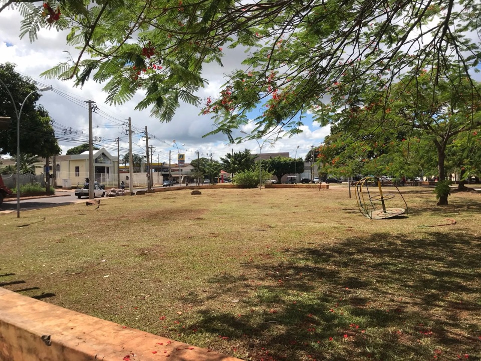 Após pedido de vereador, prefeitura realiza limpeza da Praça Jorge Razuk