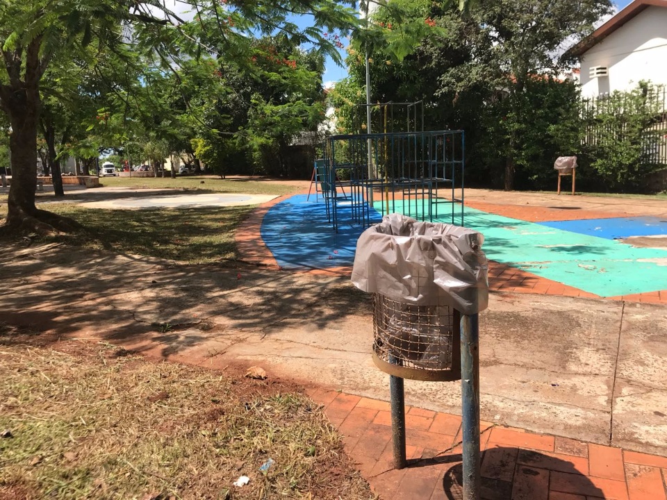 Após pedido de vereador, prefeitura realiza limpeza da Praça Jorge Razuk