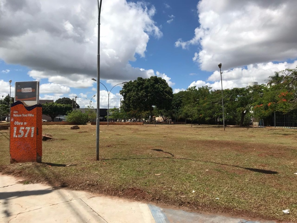 Após pedido de vereador, prefeitura realiza limpeza da Praça Jorge Razuk