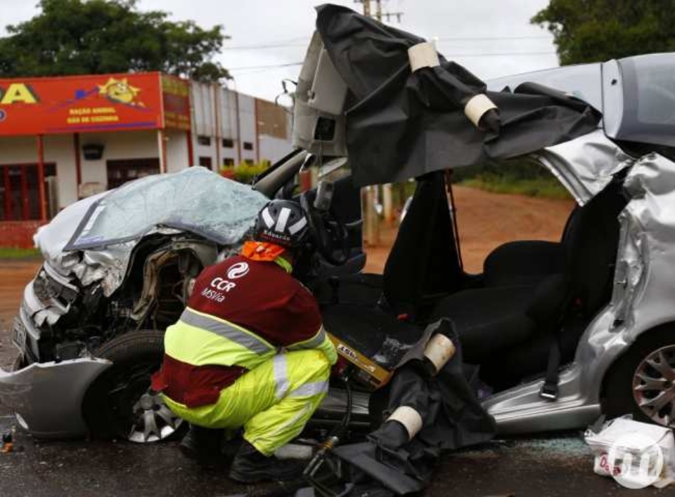 Colisão entre Pálio e ônibus na BR-163 deixa feridos graves e casal preso às ferragens Colisão entre Pálio e ônibus na BR-163 deixa feridos graves e casal preso às ferragens