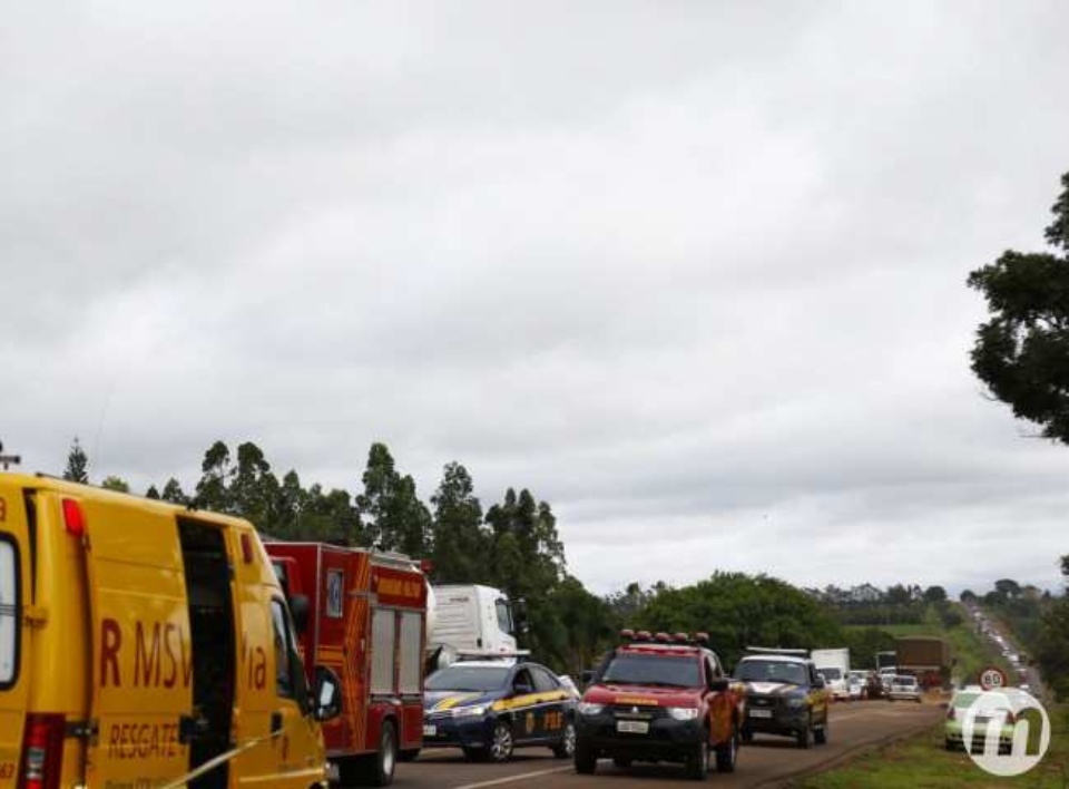 Colisão entre Pálio e ônibus na BR-163 deixa feridos graves e casal preso às ferragens Colisão entre Pálio e ônibus na BR-163 deixa feridos graves e casal preso às ferragens