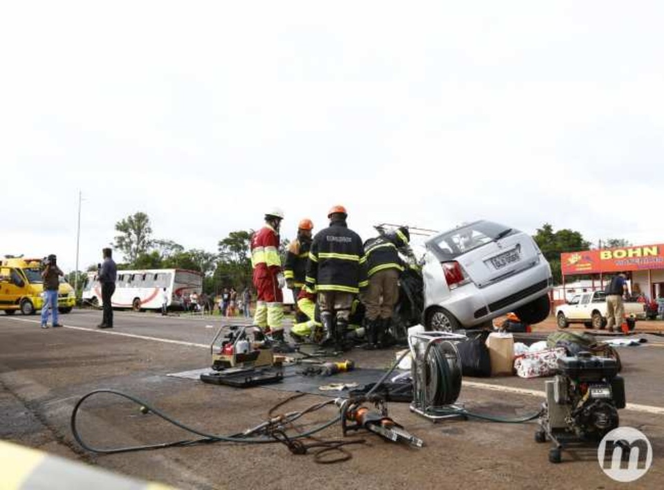 Colisão entre Pálio e ônibus na BR-163 deixa feridos graves e casal preso às ferragens Colisão entre Pálio e ônibus na BR-163 deixa feridos graves e casal preso às ferragens