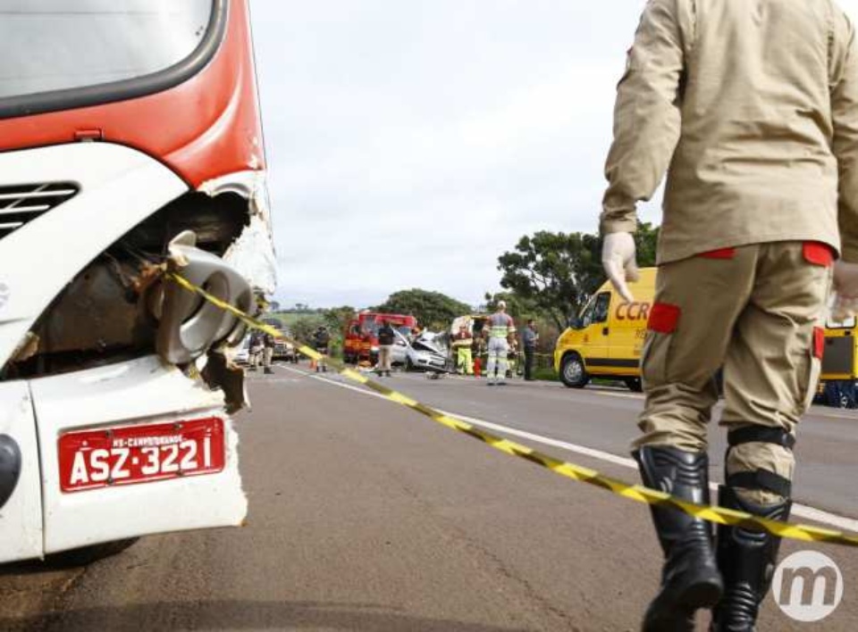 Colisão entre Pálio e ônibus na BR-163 deixa feridos graves e casal preso às ferragens Colisão entre Pálio e ônibus na BR-163 deixa feridos graves e casal preso às ferragens
