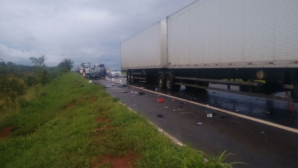 Acidente envolvendo três veículos na BR 267 em Nova Alvorada do Sul Acidente envolvendo três veículos na BR 267 em Nova Alvorada do Sul