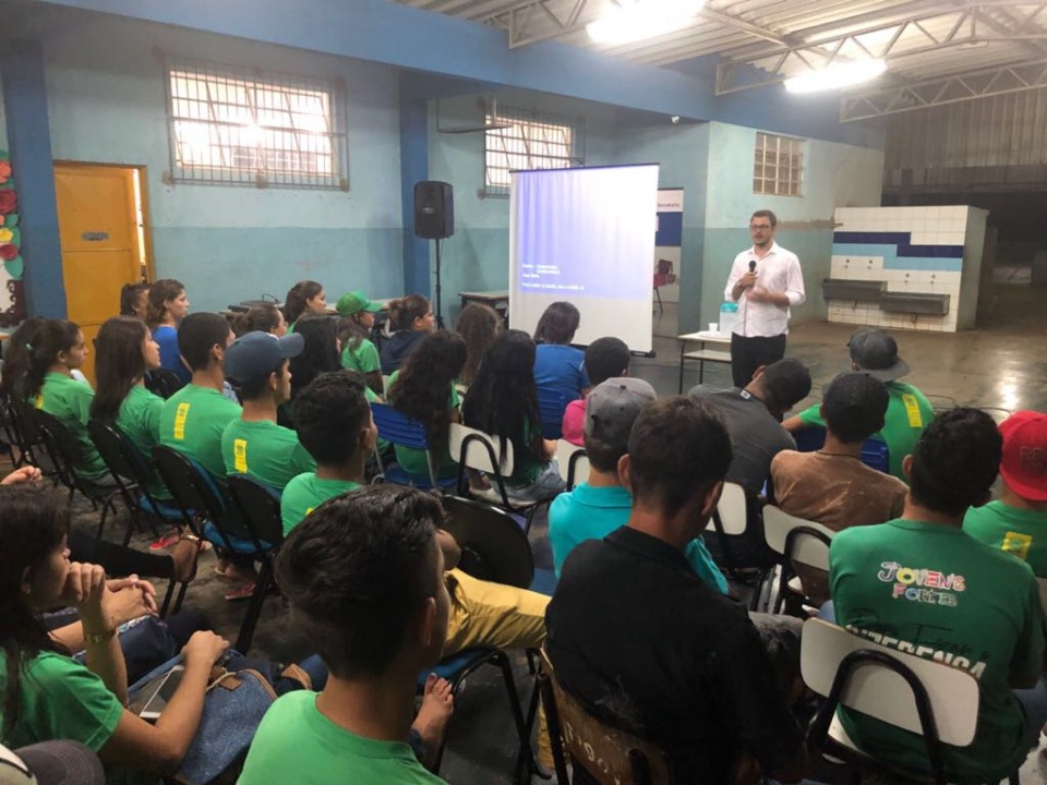 Alunos de escolas públicas participam de ciclo de palestras em Eldorado