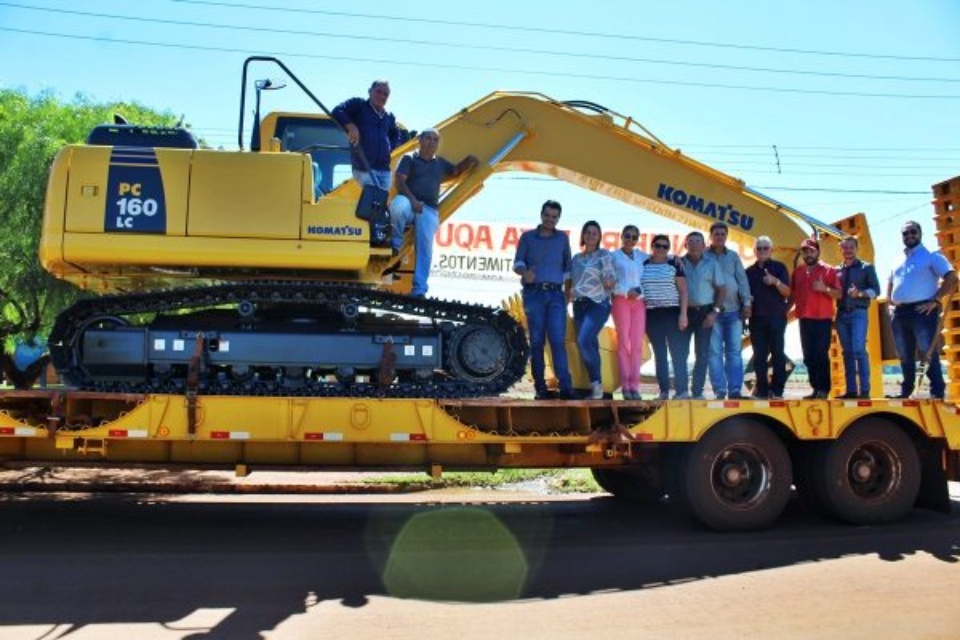 Prefeitura de Douradina entrega escavadeira hidráulica à população