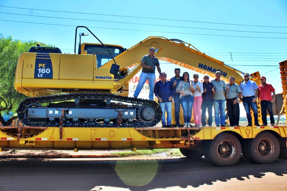 Prefeitura de Douradina entrega escavadeira hidráulica à população